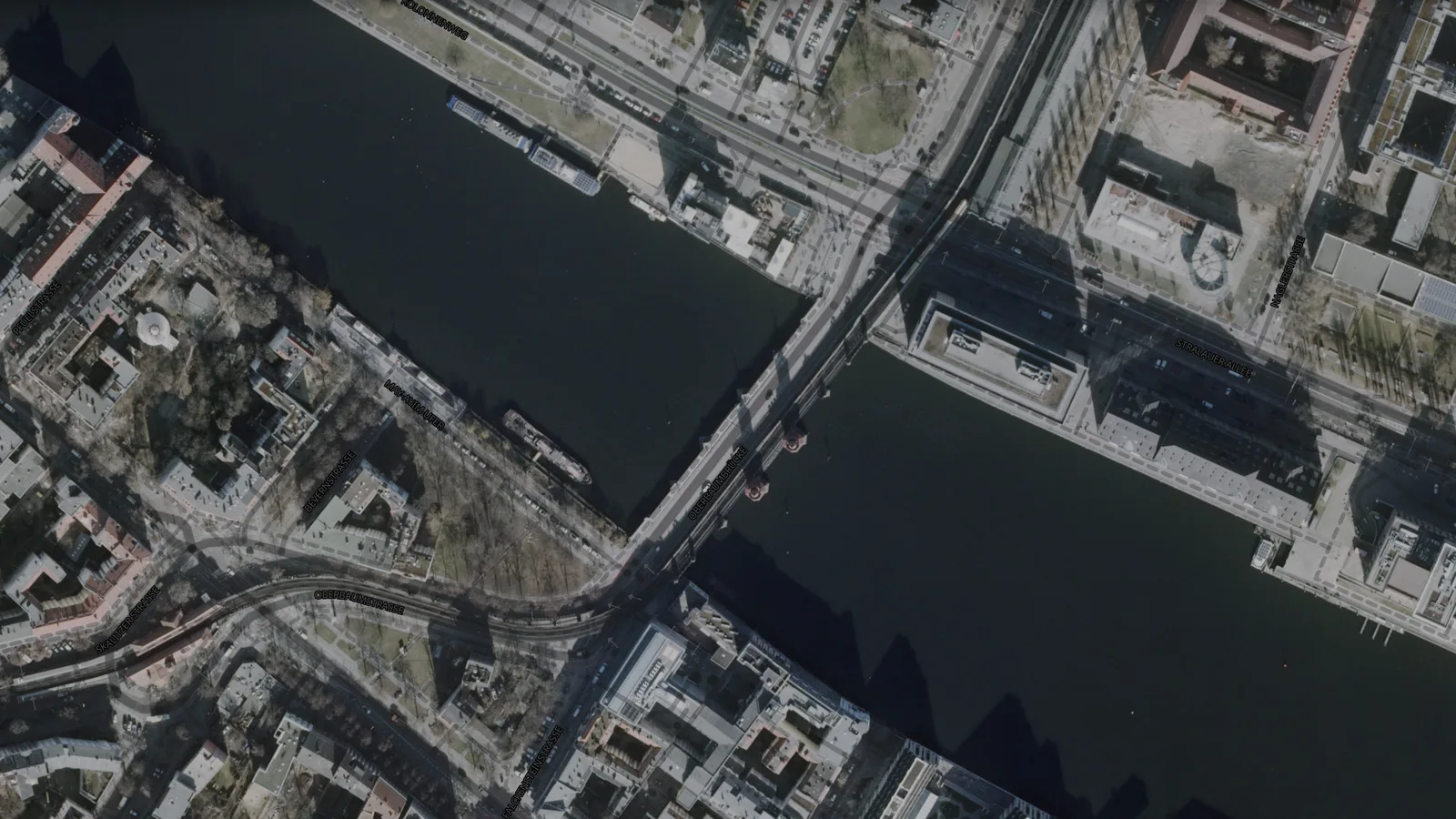 The Oberbaum Bridge over the Spree in Takt, on Berlin's official aerial photos